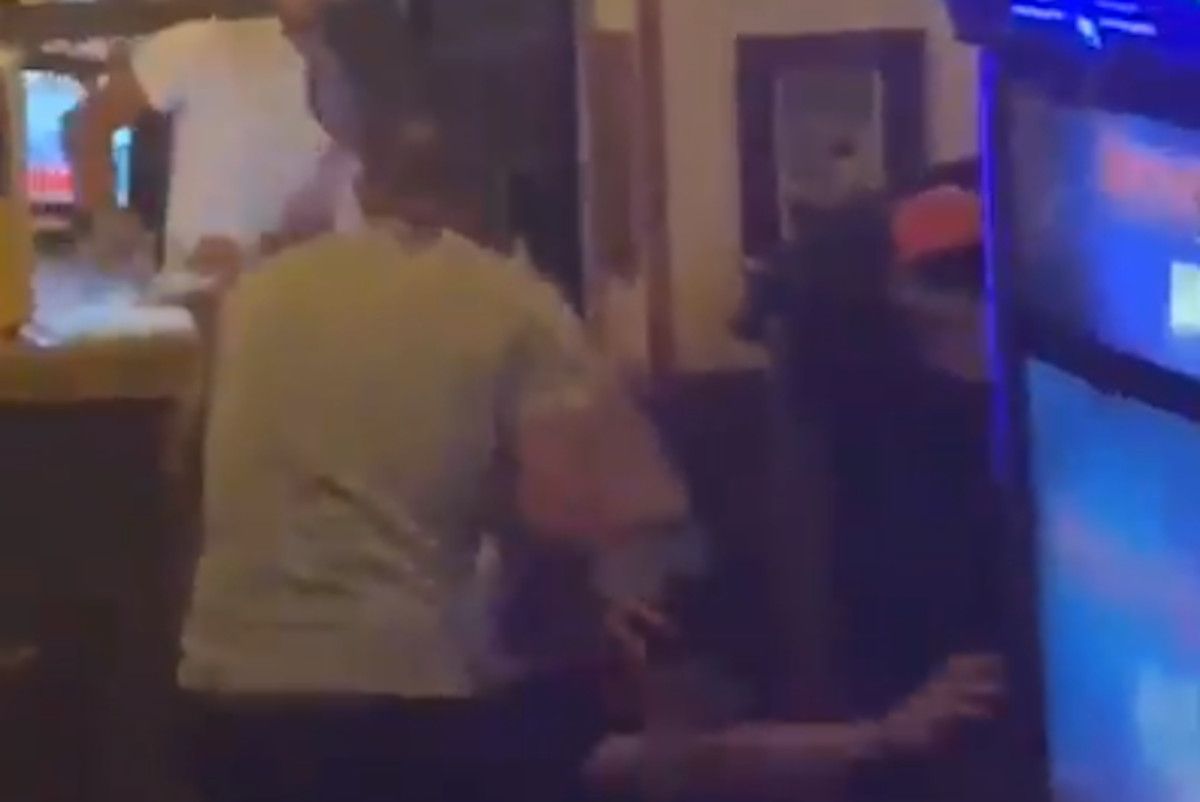 Un momento de la pelea en el pub de Málaga.