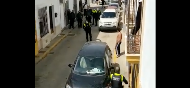 El detenido, con una catana y un cuchillo, rodeado de policías.