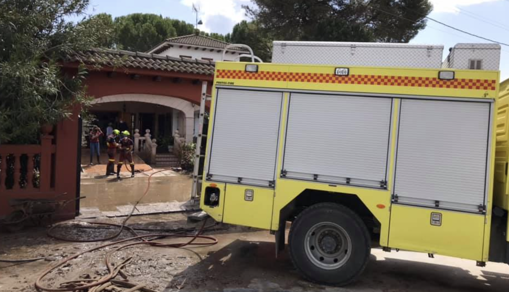 Bomberos ayudan, este lunes, a una de las familias afectadas de Setenil.