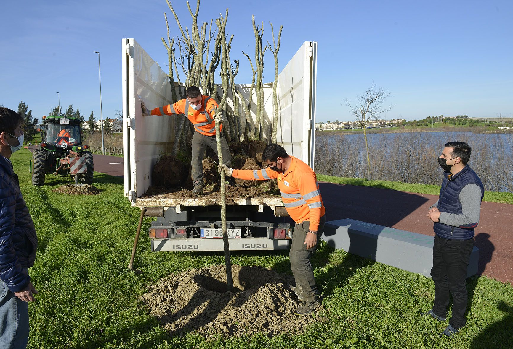 El teniente de alcaldesa José Antonio Díaz, supervisando la plantación de árboles en la laguna Torrox.