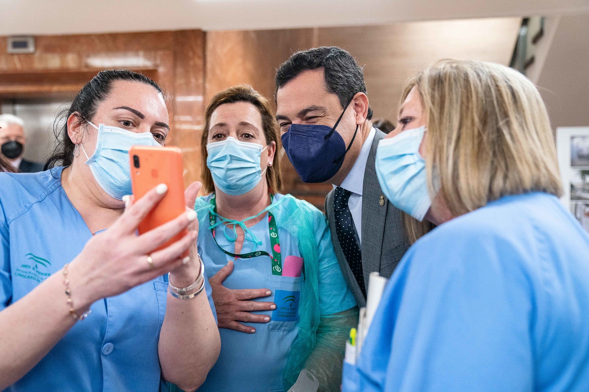 Moreno, este lunes, en su visita al Hospital Virgen Macarena de Sevilla.