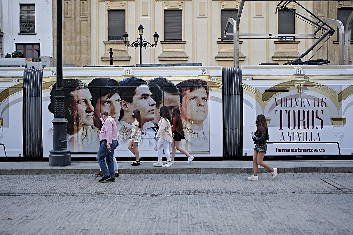 Carteles publicitarios en el Tranvía de Sevilla, el pasado Viernes Santo, anunciando los próximos festejos taurinos.