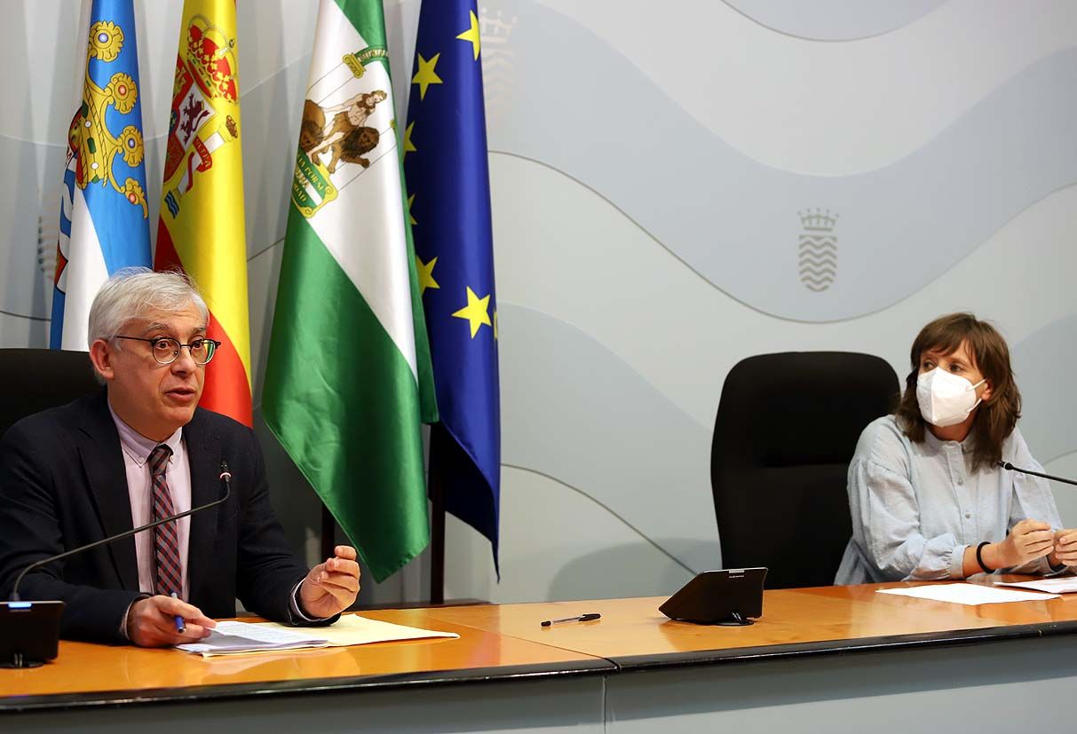 Rueda de prensa de Juan Antonio Cabello y Laura Álvarez, en el Ayuntamiento de Jerez.