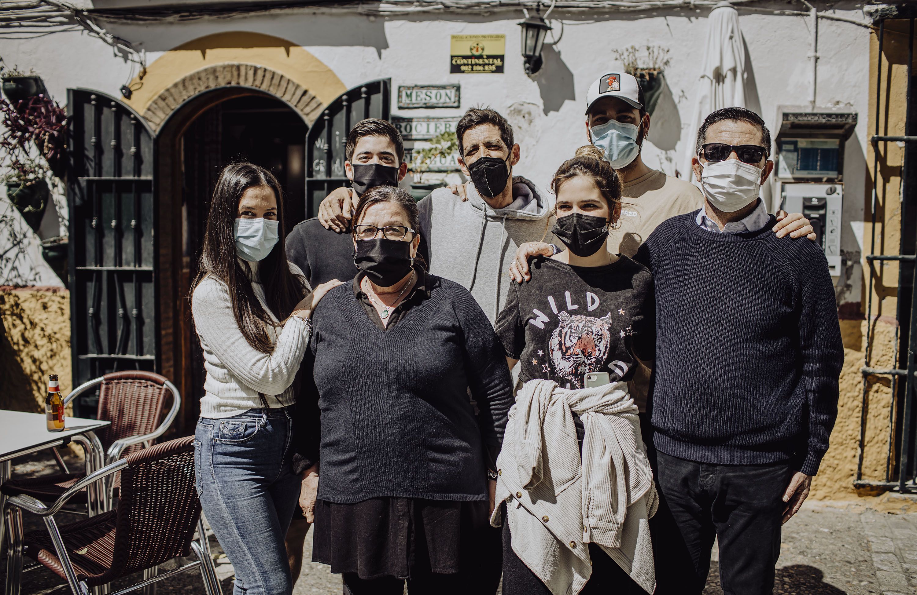 La familia Caro en la puerta del mesón Fragua 4. La familia Caro en la puerta del mesón Fragua 4.