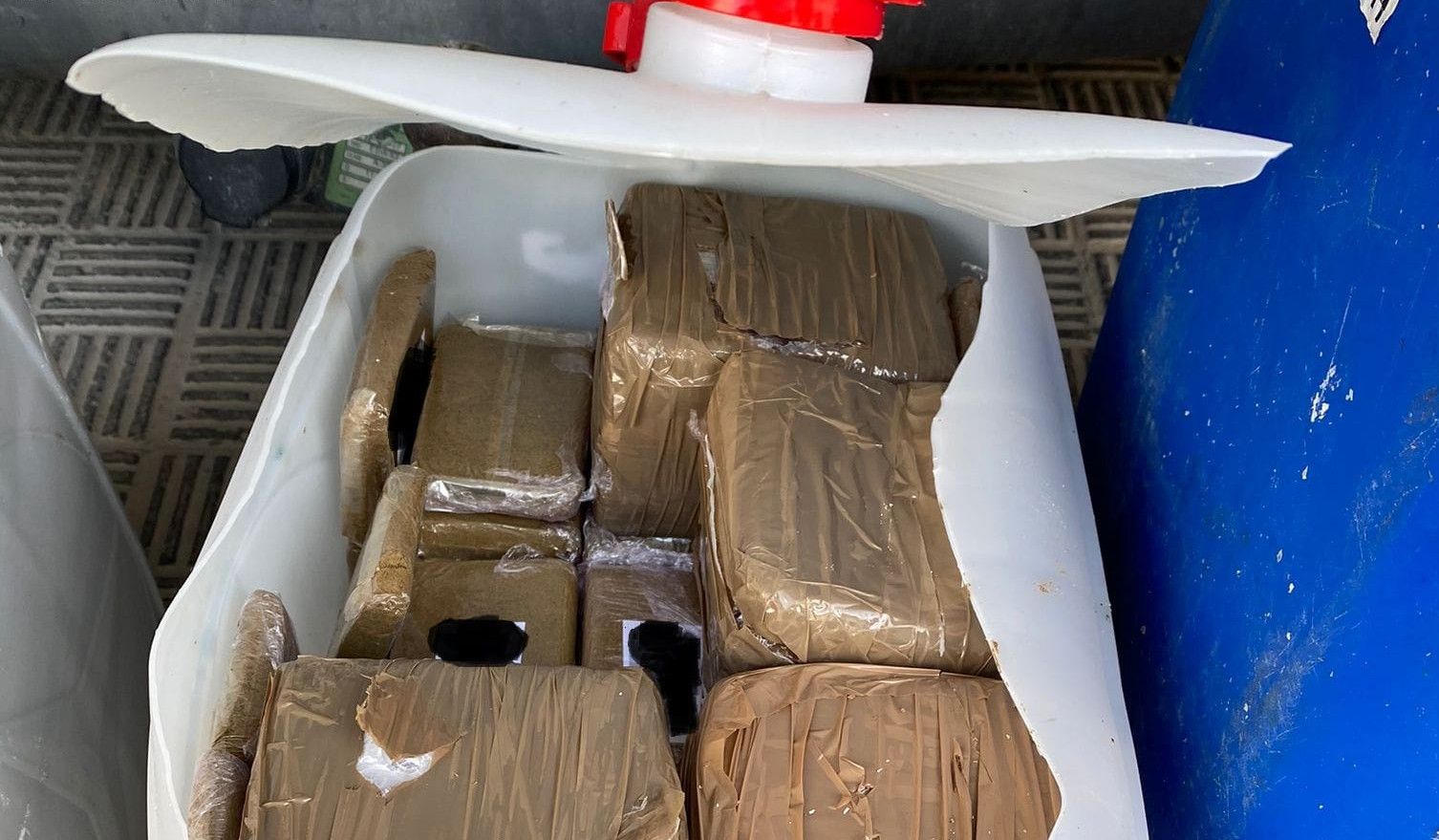 Los fardos ocultos en garrafas de gasolina.