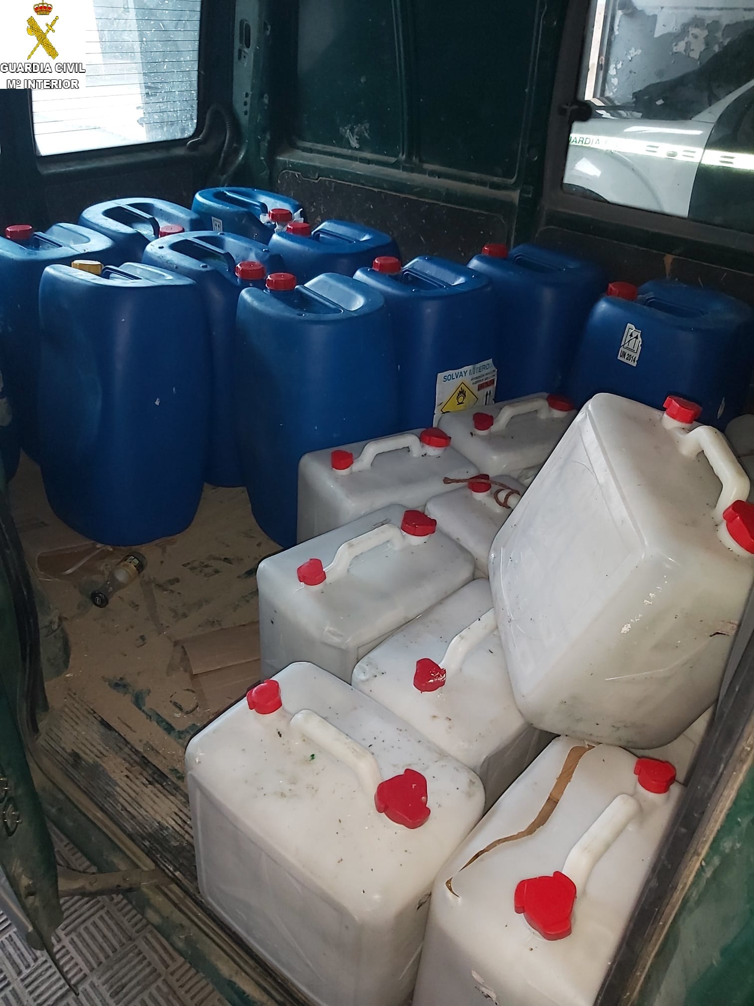 El interior de la embarcación, con la droga oculta.    GUARDIA CIVIL