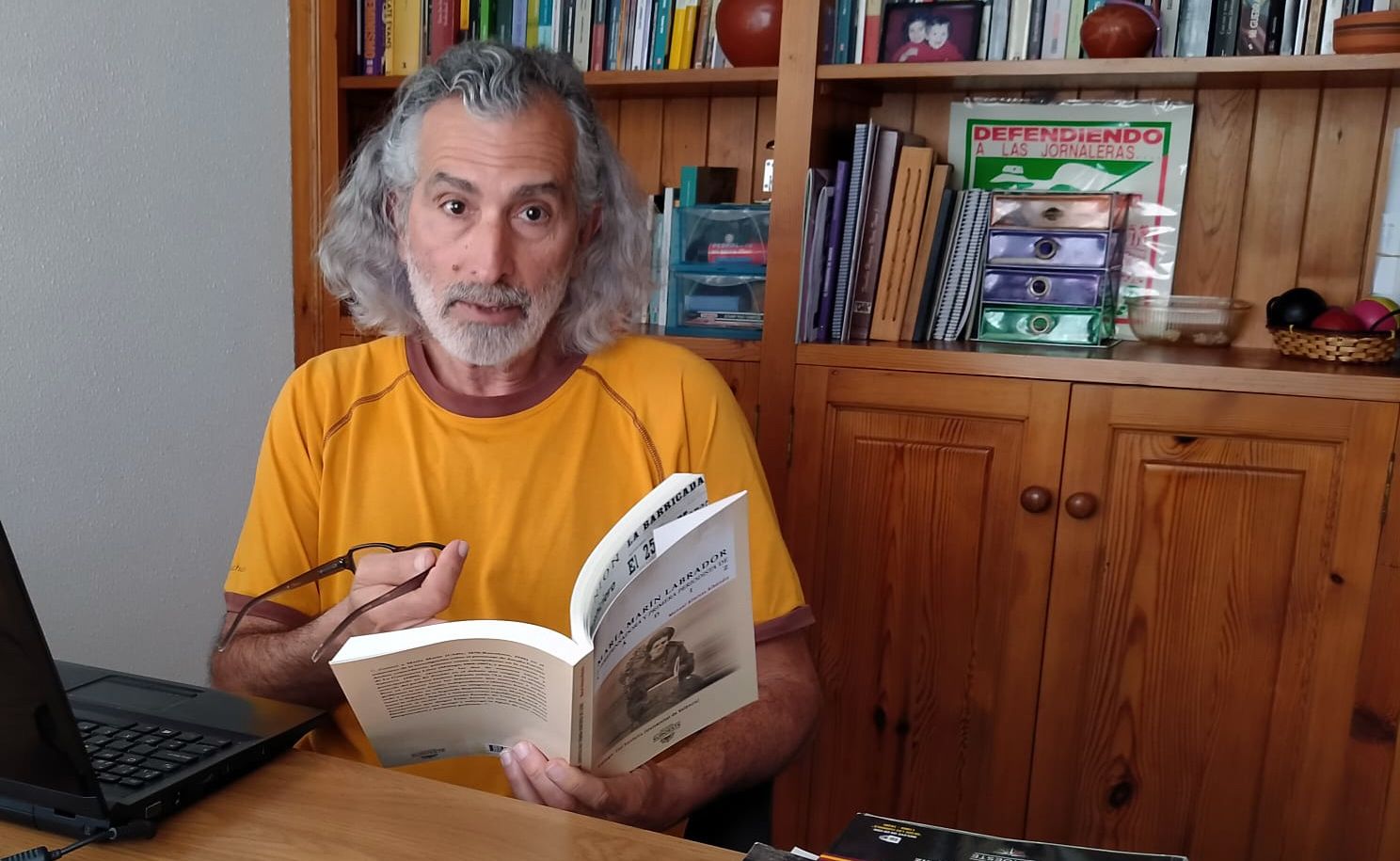 Manuel Almisas, en un momento de la entrevista, con su libro sobre María Marín en las manos.