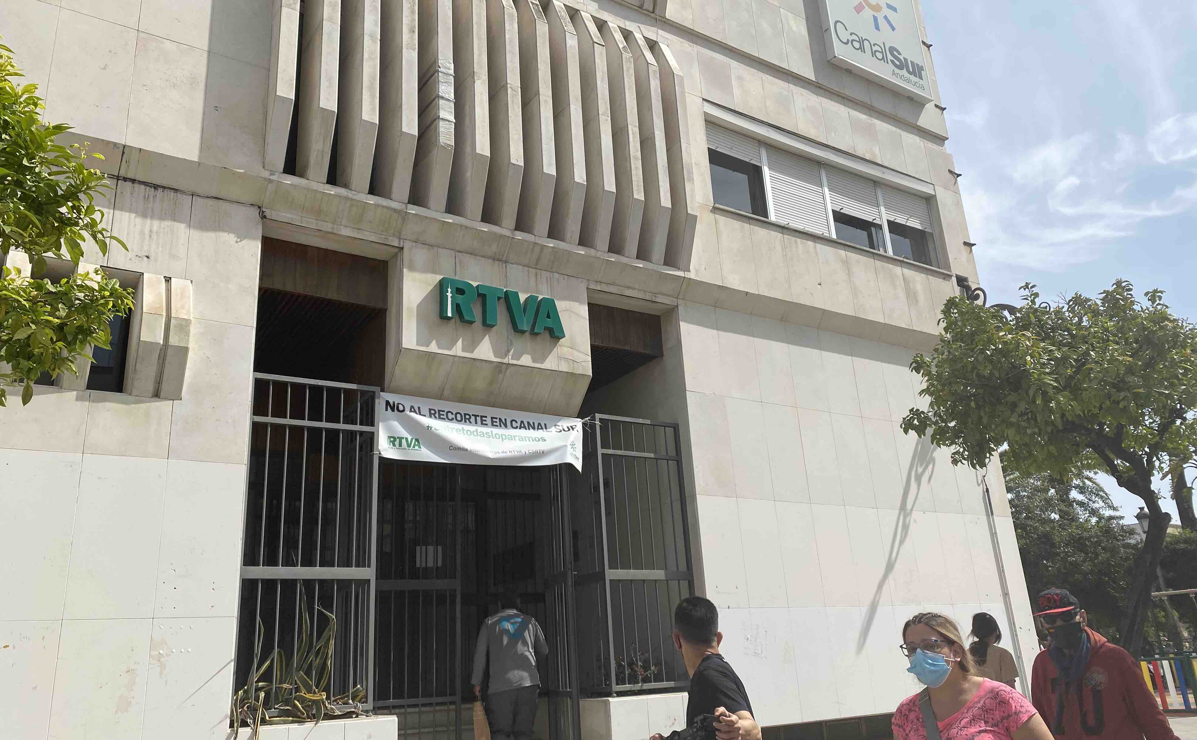 Sede de la RTVA en Jerez, con una pancarta contra los recortes, este martes.