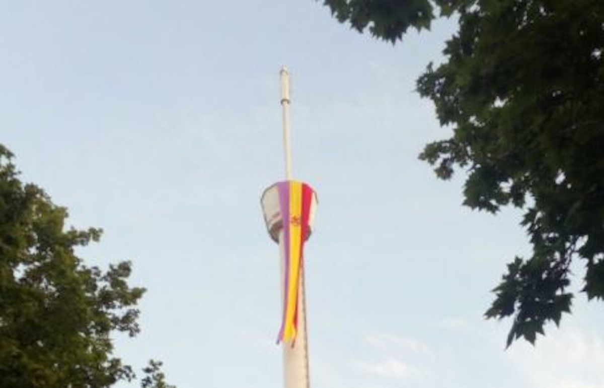 Bandera republicana en la torre mirador de Sevilla.