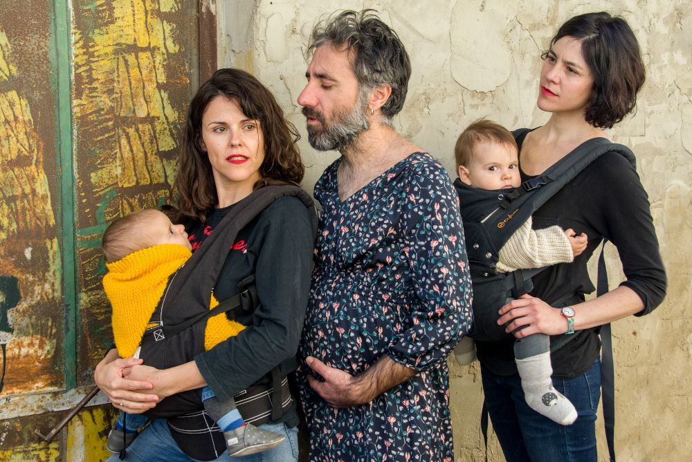 Rocío Hoces y Julia Moyano, junto a Julieta, Lucas, y David Montero, protagonistas de 'Si yo fuera madre'.