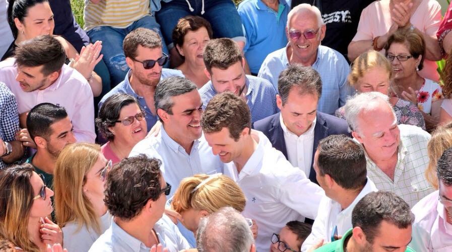El alcalde de Vejer, Pepe Ortiz, en un acto de hace unos meses con Pablo Casado y Antonio Saldaña. FOTO: JUAN CARLOS TORO