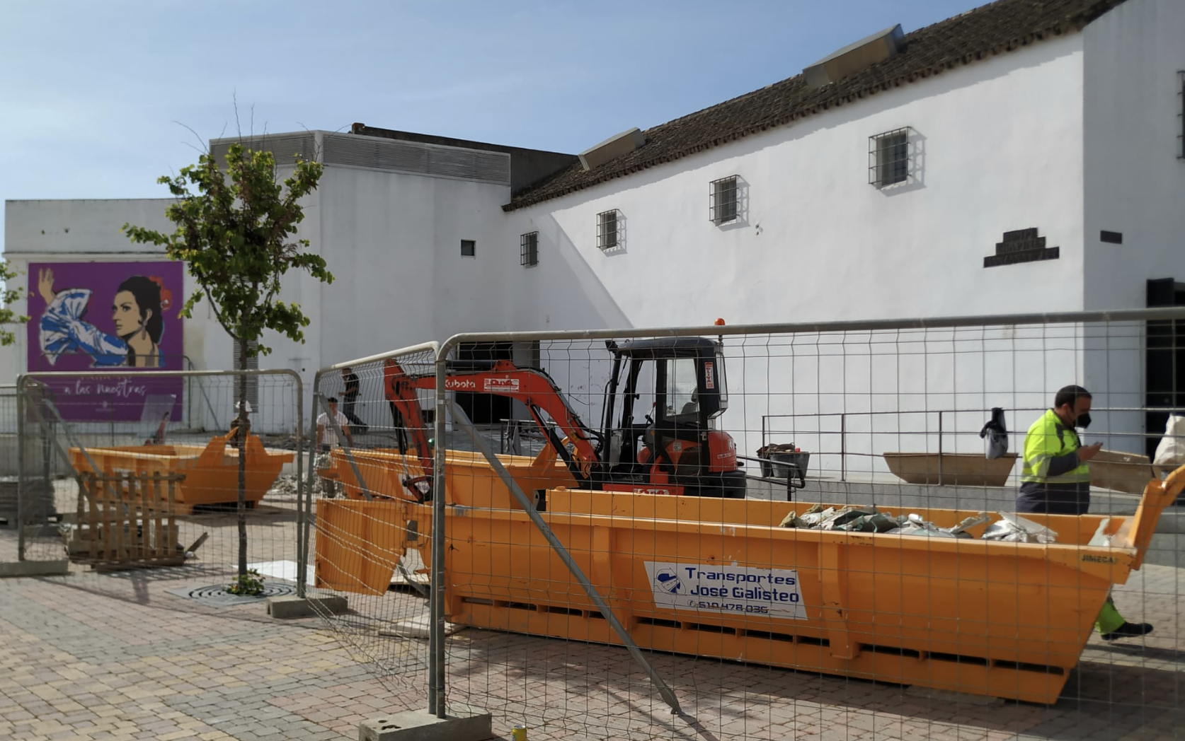 Operarios, este pasado martes, en el exterior de la Nave del Aceite, sede del futuro Museo de Lola Flores en plaza Belén.