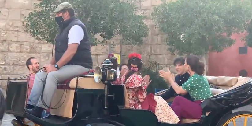 El jurado de 'Masterchef', tocando las palmas en un coche de caballos, en Sevilla.