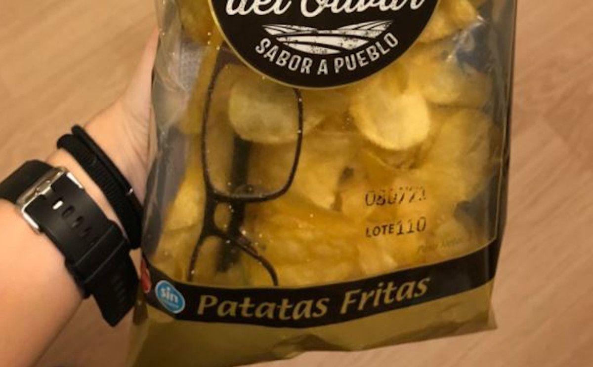 Gafas encontradas en una bolsa de patatas fritas.