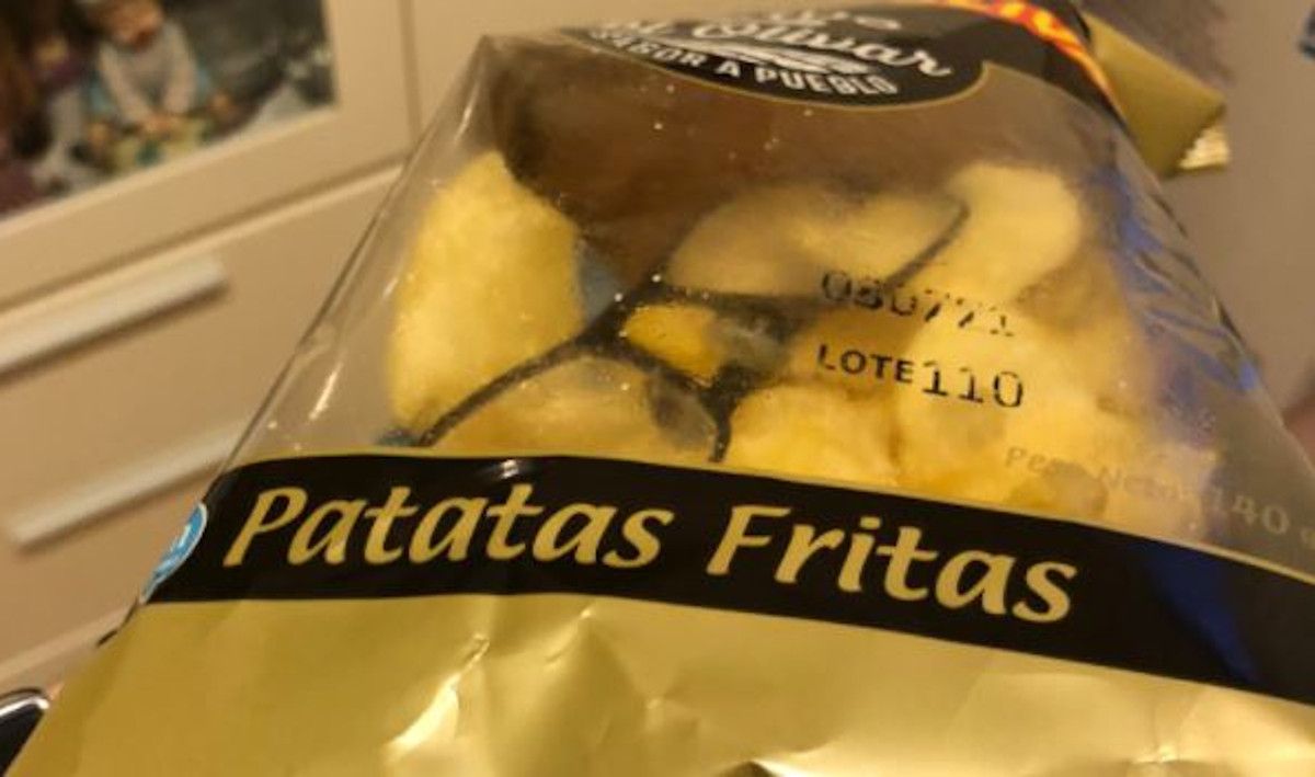 Bolsa de patatas con las gafas en su interior.