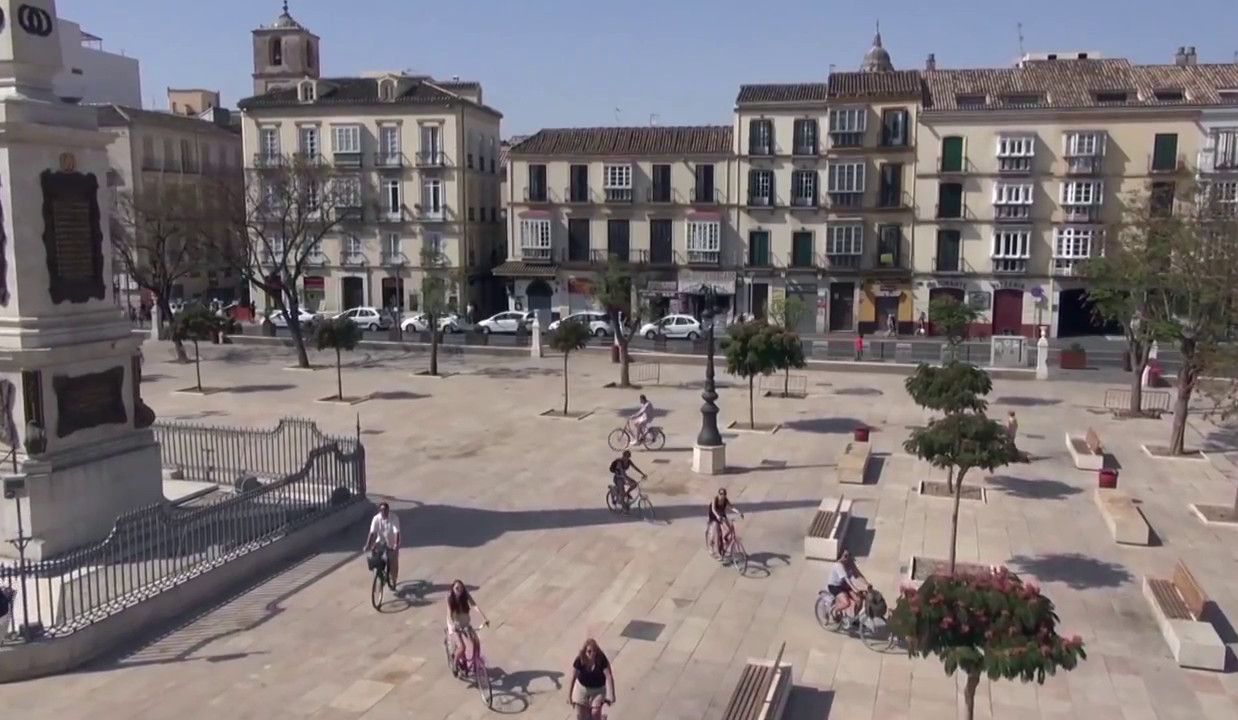 Plaza de la Merced en Málaga, donde un hombre se hace pasar por policía para cachear a varios jóvenes.