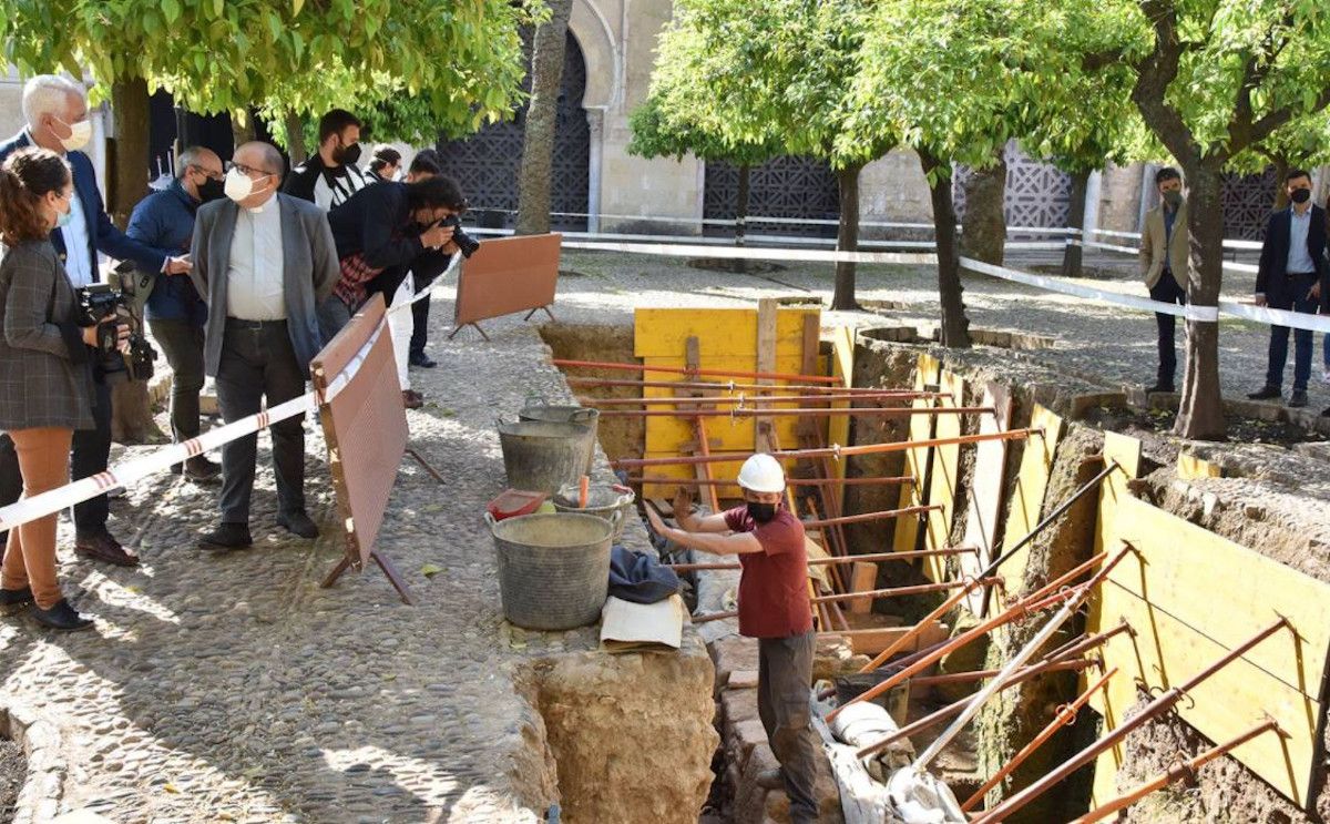 Excavaciones sacan a la luz restos de un gran edificio cristiano bajo el patio de los Naranjos de la Mezquita de Córdoba.   CABILDO CATEDRAL CÓRDOBA