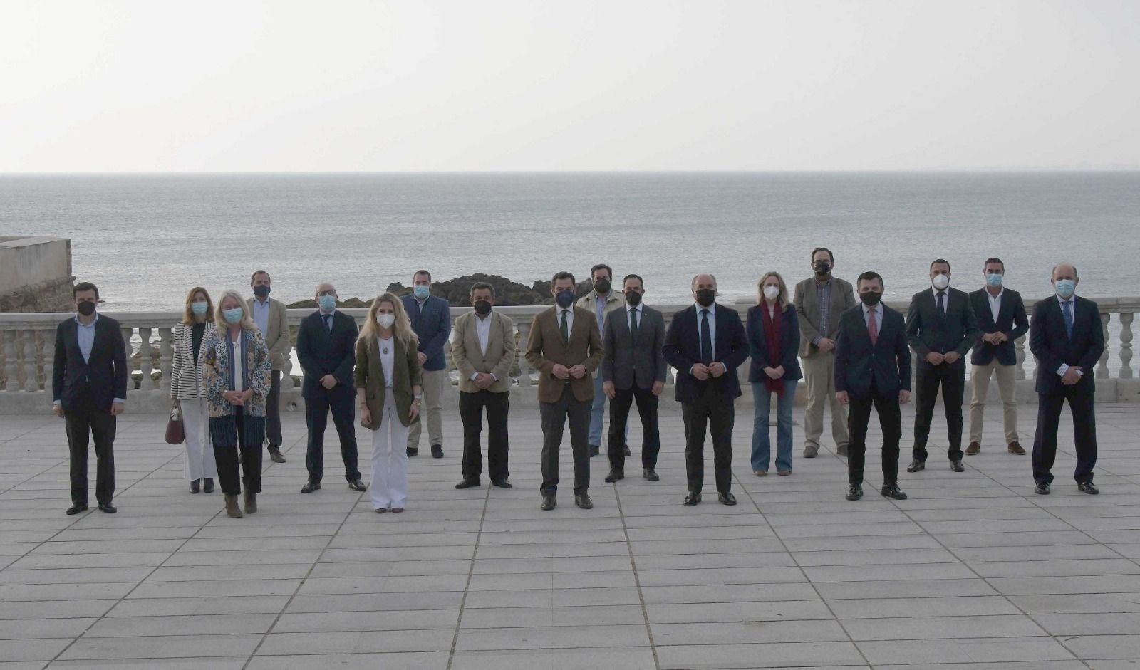 Foto de familia del PP de Cádiz tras el consejo de alcaldes de la provincia, celebrado este pasado miércoles en la capital gaditana. Foto de familia del PP de Cádiz tras el consejo de alcaldes de la provincia, celebrado este pasado miércoles en la capital gaditana.