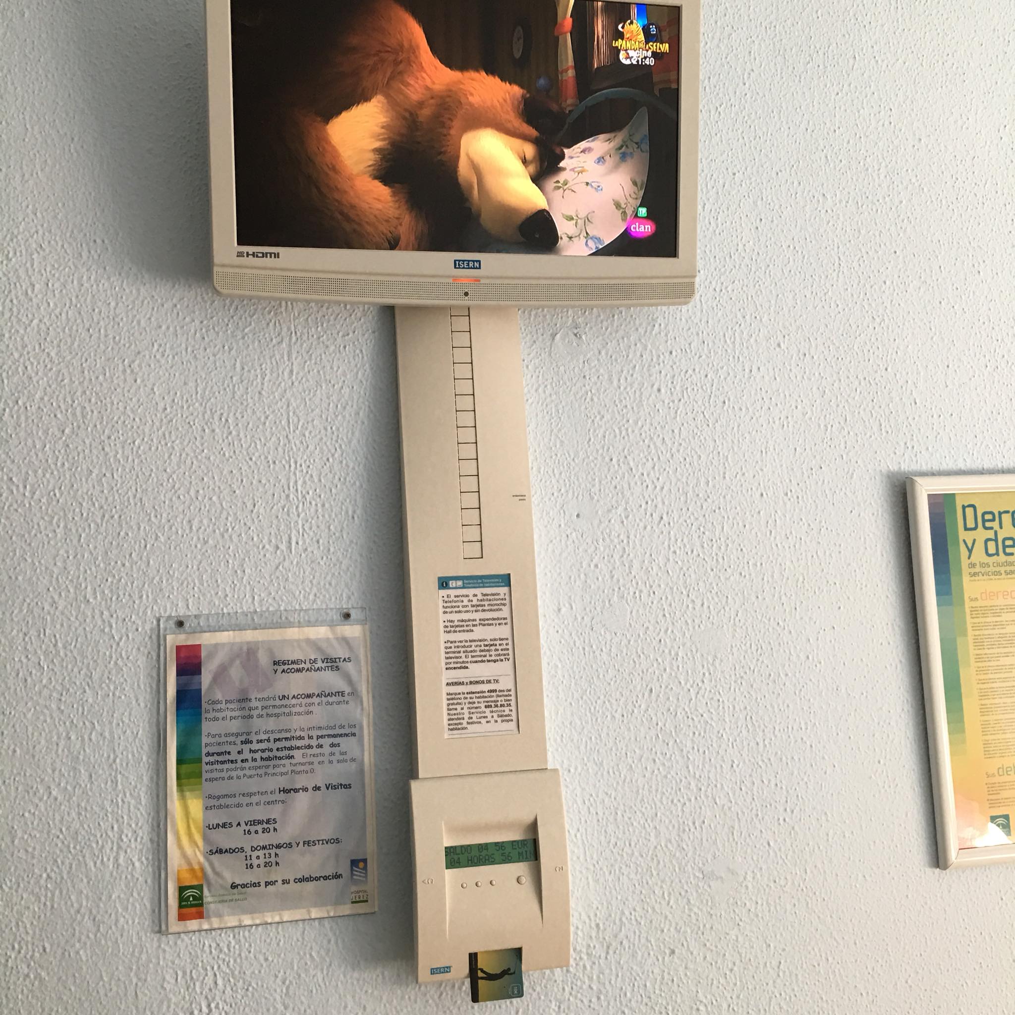 Uno de los televisores de pago instalados en el Hospital de Jerez.