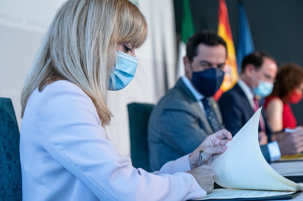La secretaria general de UGT A, Carmen Castilla, en rueda de prensa junto a Juan Manuel Moreno.