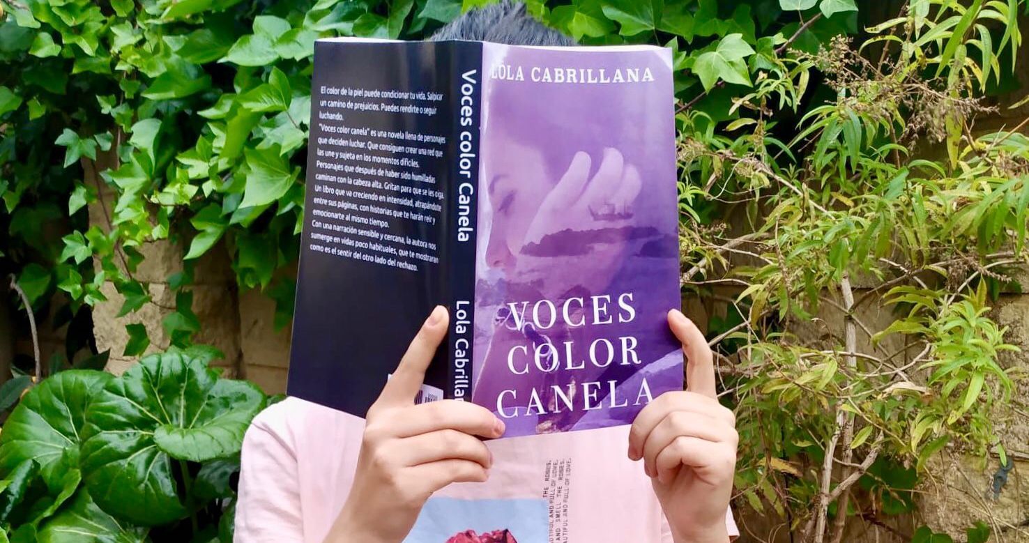 Lola Cabrillana, con su libro 'Voces color canela'.
