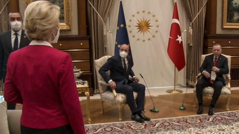 El momento en el que Von der Leyen muestra su disconformidad con el desplante en Turquía.
