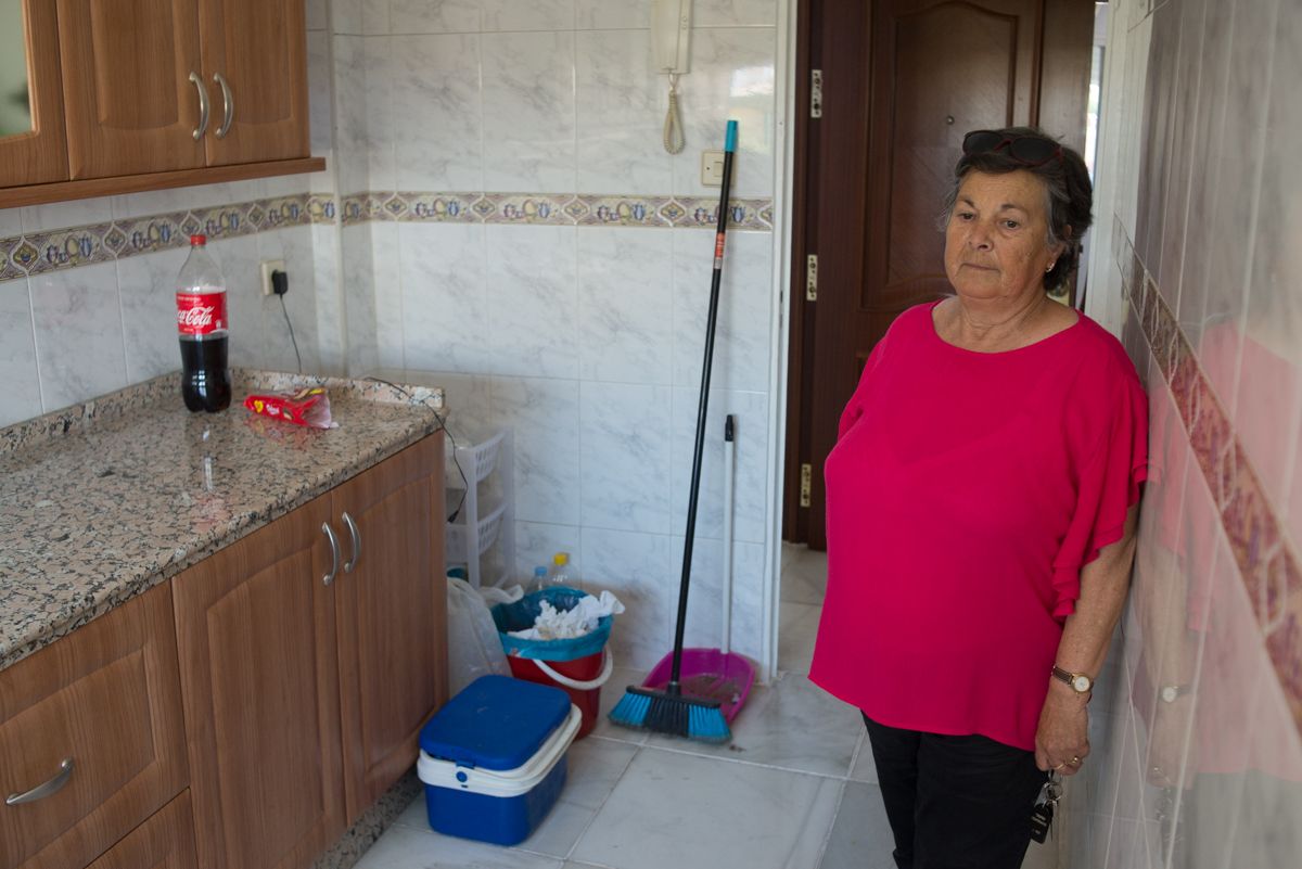 Petra muestra el estado de su cocina, con el hueco de la nevera. FOTO: MANU GARCÍA. 