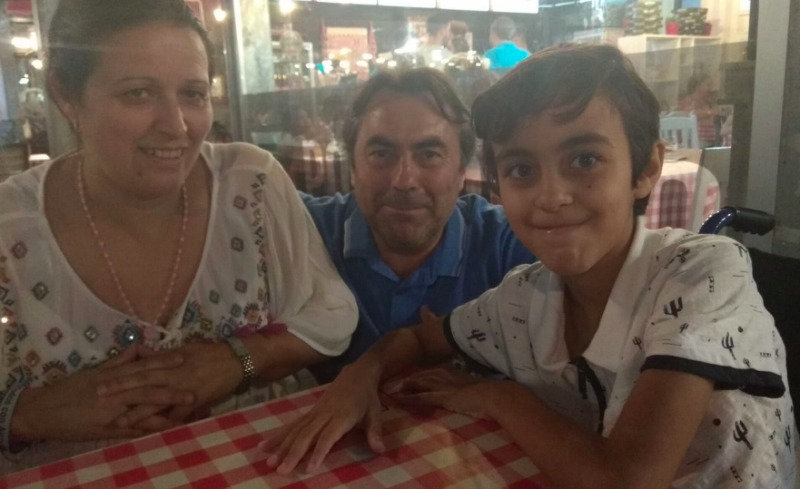 Aitor, con sus padres, en un restaurante tras ir al cine este pasado miércoles, en una imagen difundida en Facebook.