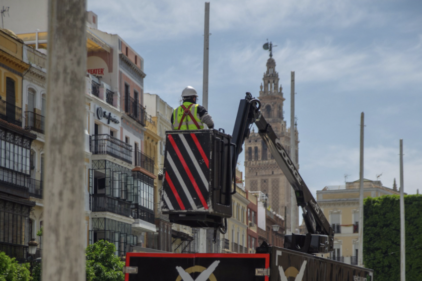 Operarios de Ximénez colocando parte del alumbrado decorativo en el centro de Sevilla. 