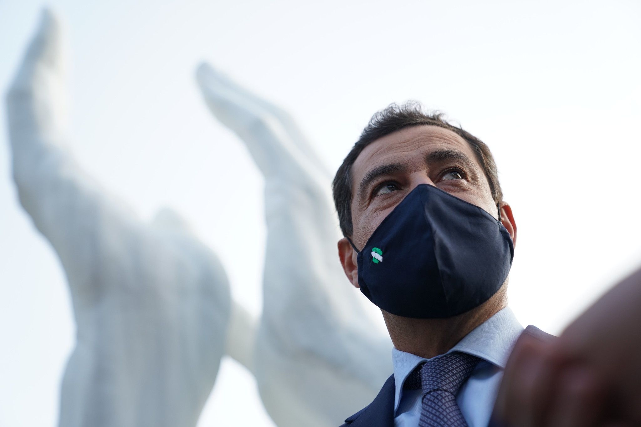 Moreno, en la inauguración de una de las esculturas que homenajea a los sanitarios en Jaén.