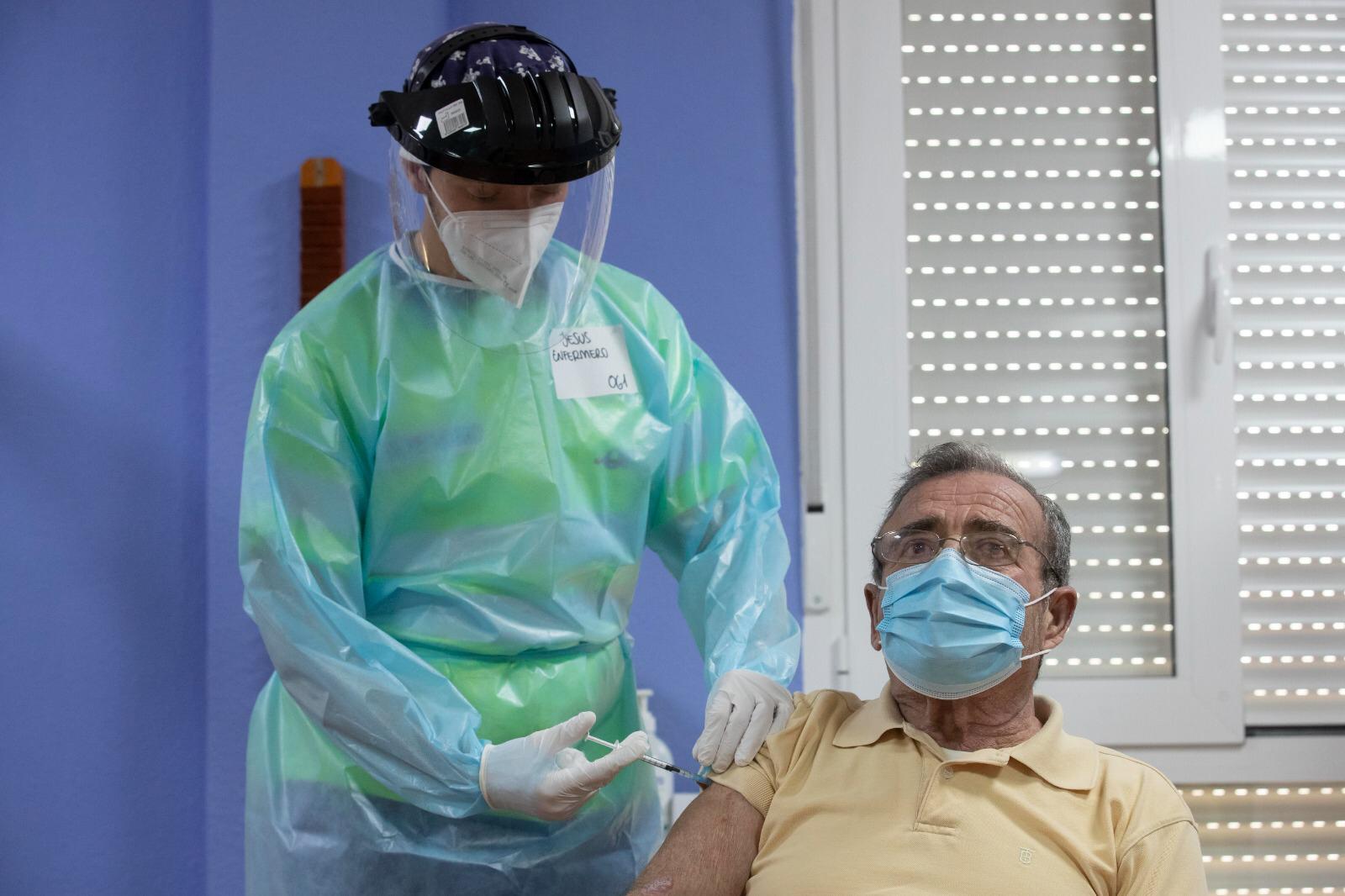 Una persona, vacunada contra el covid.