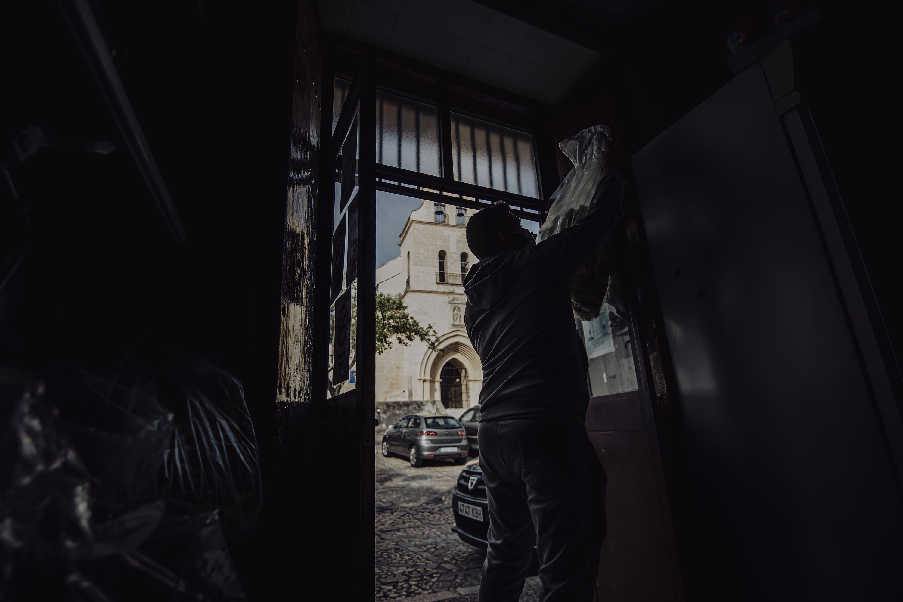 Pepe coloca una bolsa de chucherías en su tienda recién abierta frente a San Lucas, en el intramuros jerezano.