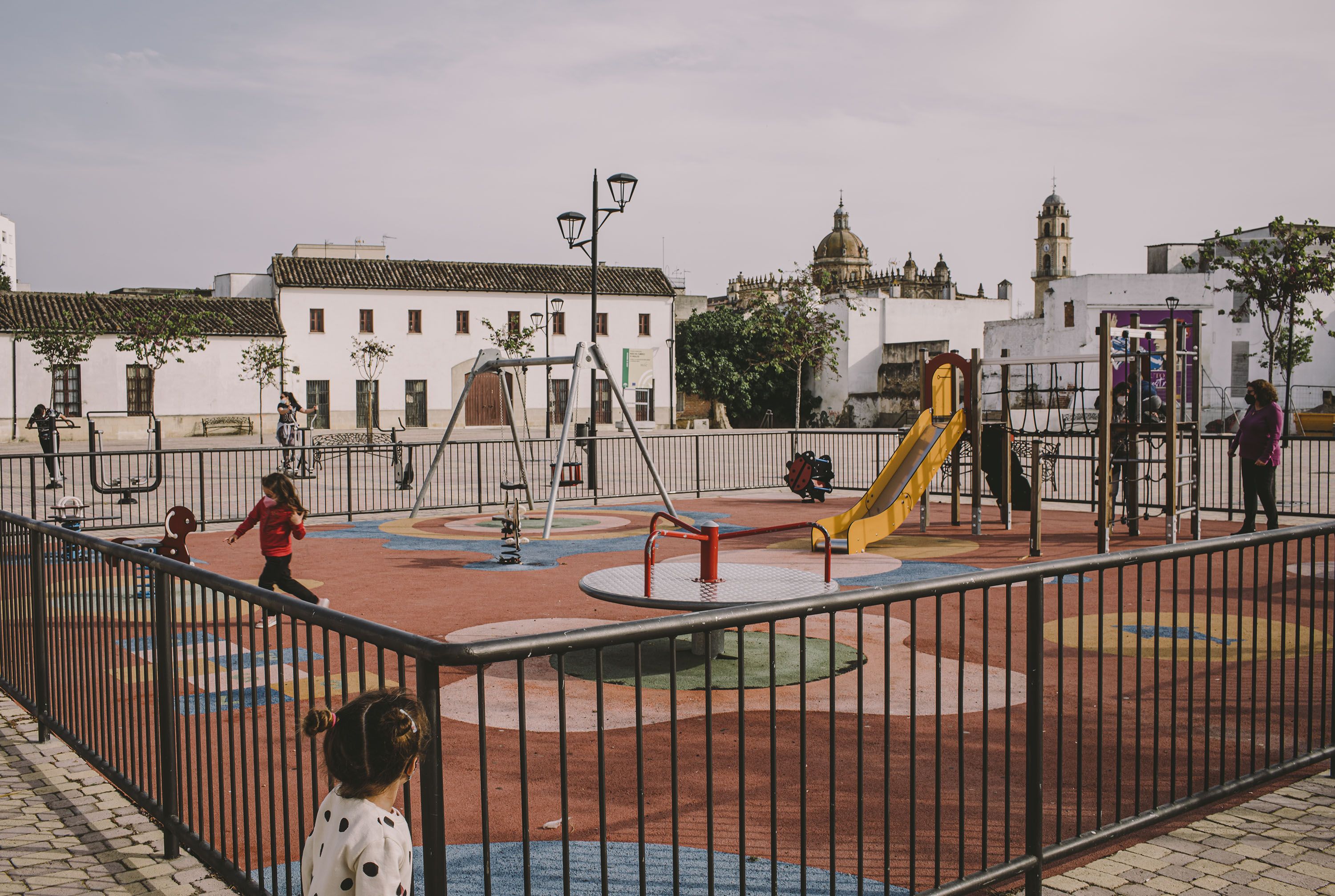 Menores jugando en uno de los parques infantiles del centro histórico de Jerez, en una imagen de archivo.
