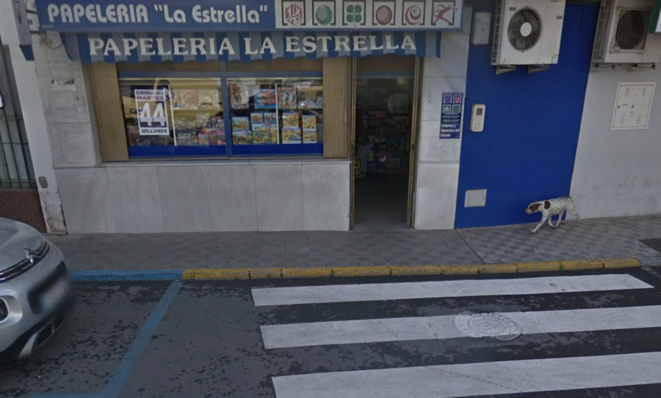 Administración de Loterías de la avenida Primero de Mayo en Coria, donde ha tocado el primer premio este pasado jueves. GOOGLE MAPS