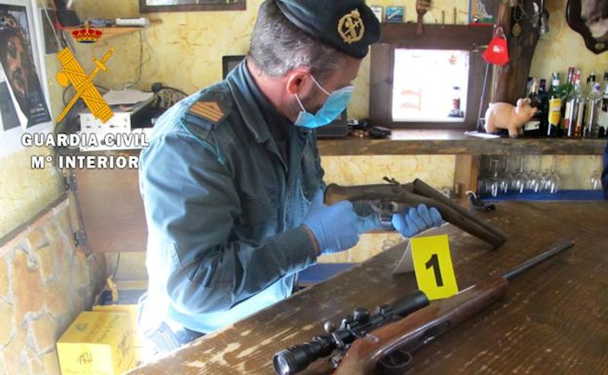 La Guardia Civil en el cortijo de Sierra Nevada donde diez cazadores con armas ilegales y una plantación de cannabis maltratan a más de 20 perros.