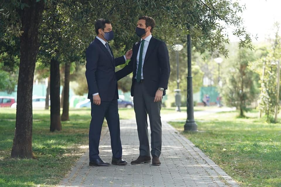Moreno y Casado, este mediodía de viernes en Granada, antes del consejo de alcaldes de Granada. PP