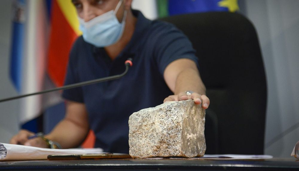 30 de junio. Un adoquín en la sala de prensa municipal 30 de junio. Un adoquín en la sala de prensa municipal
