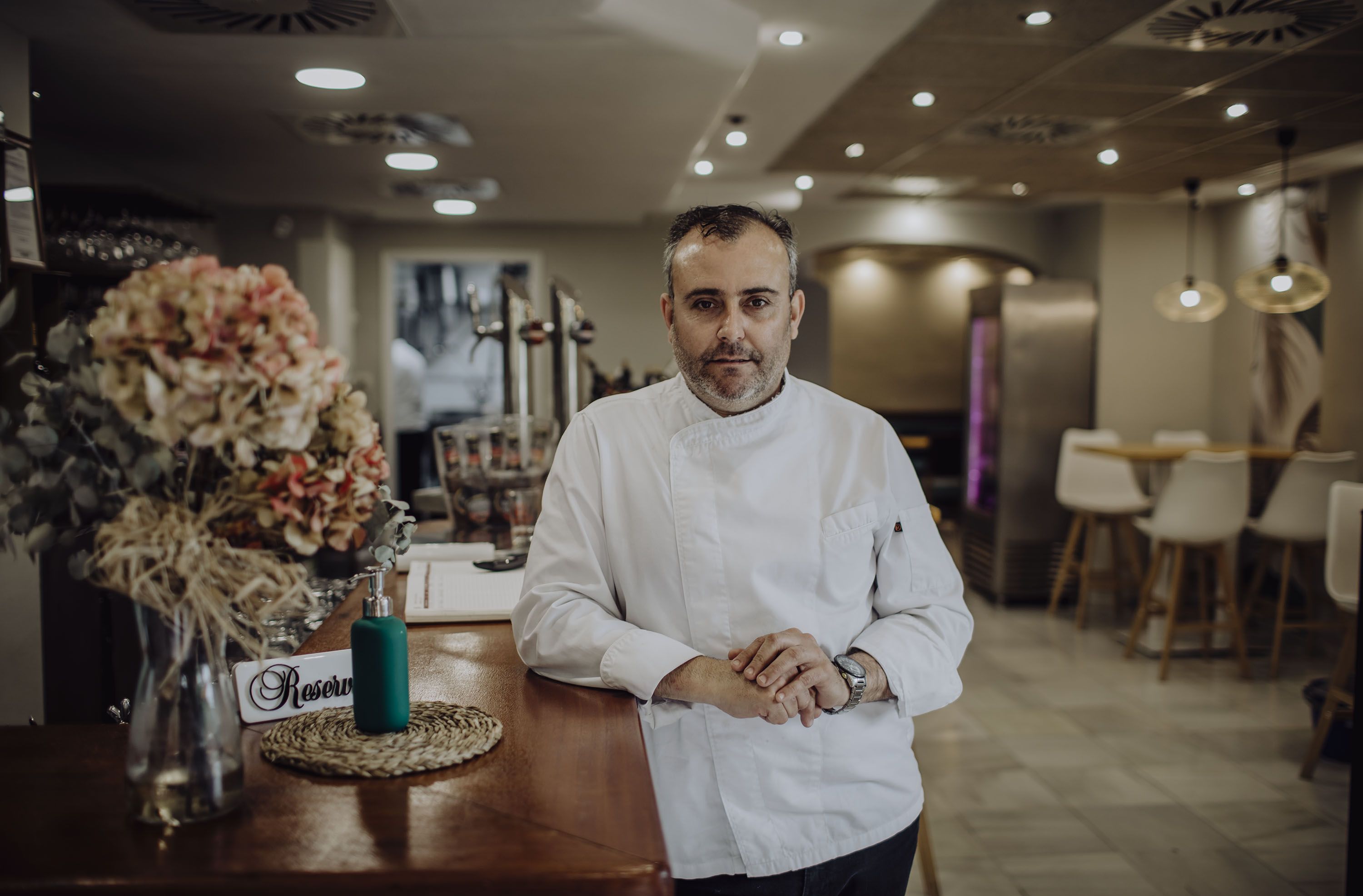 El cocinero portuense en la barra del establecimiento.   ESTEBAN