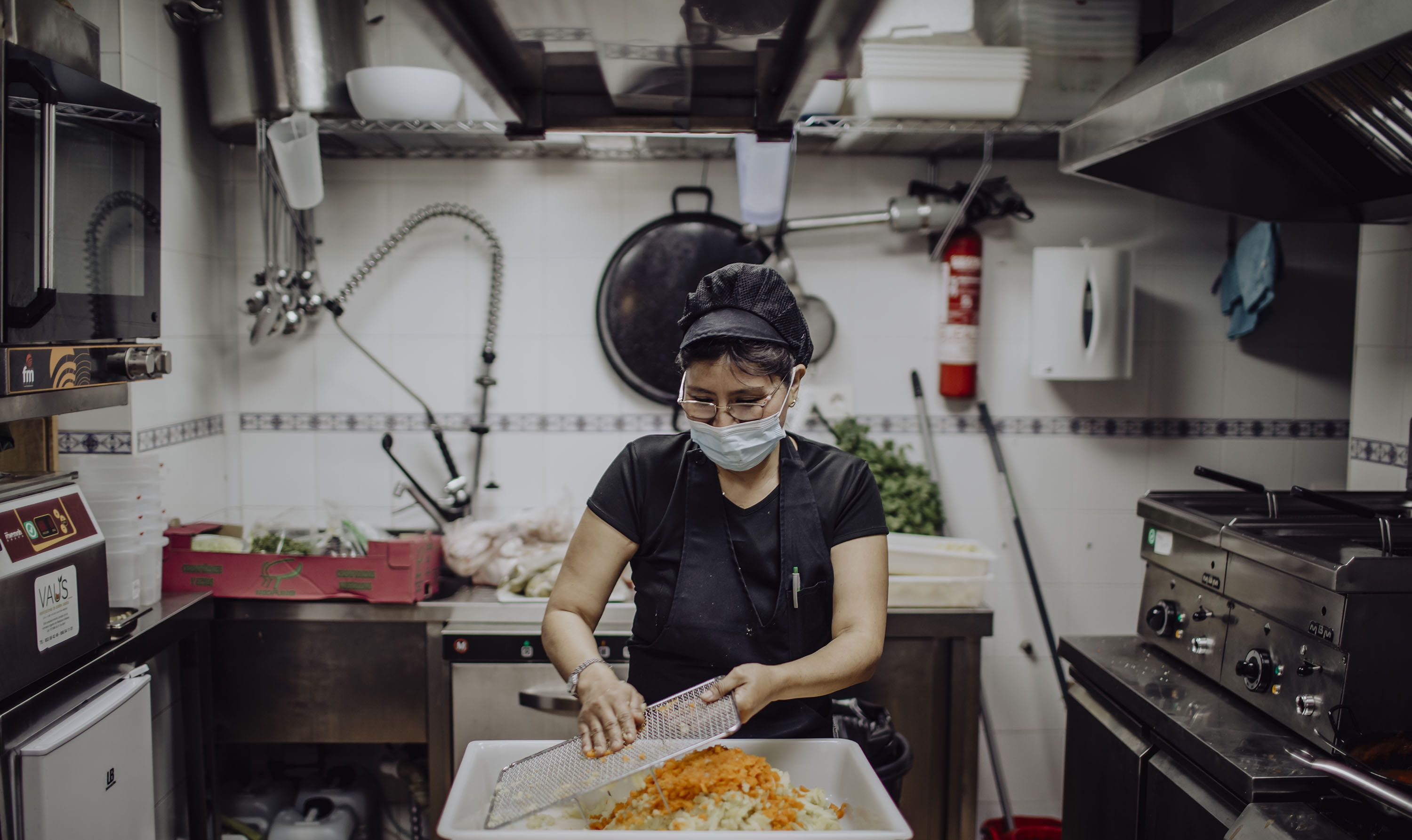 Una de las compañeras de Fran en la cocina.   ESTEBAN