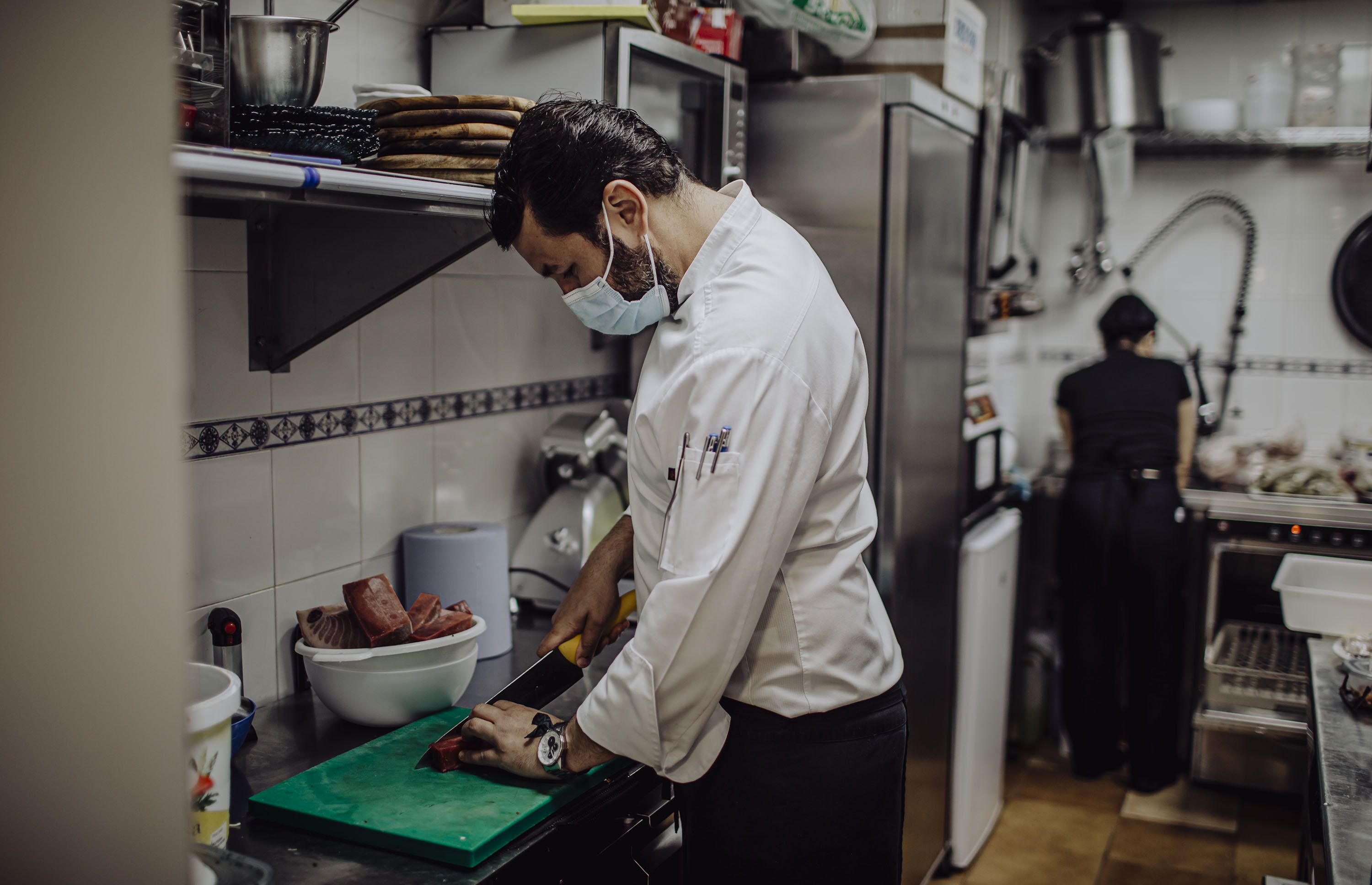 Un cocinero cortando atún.   ESTEBAN