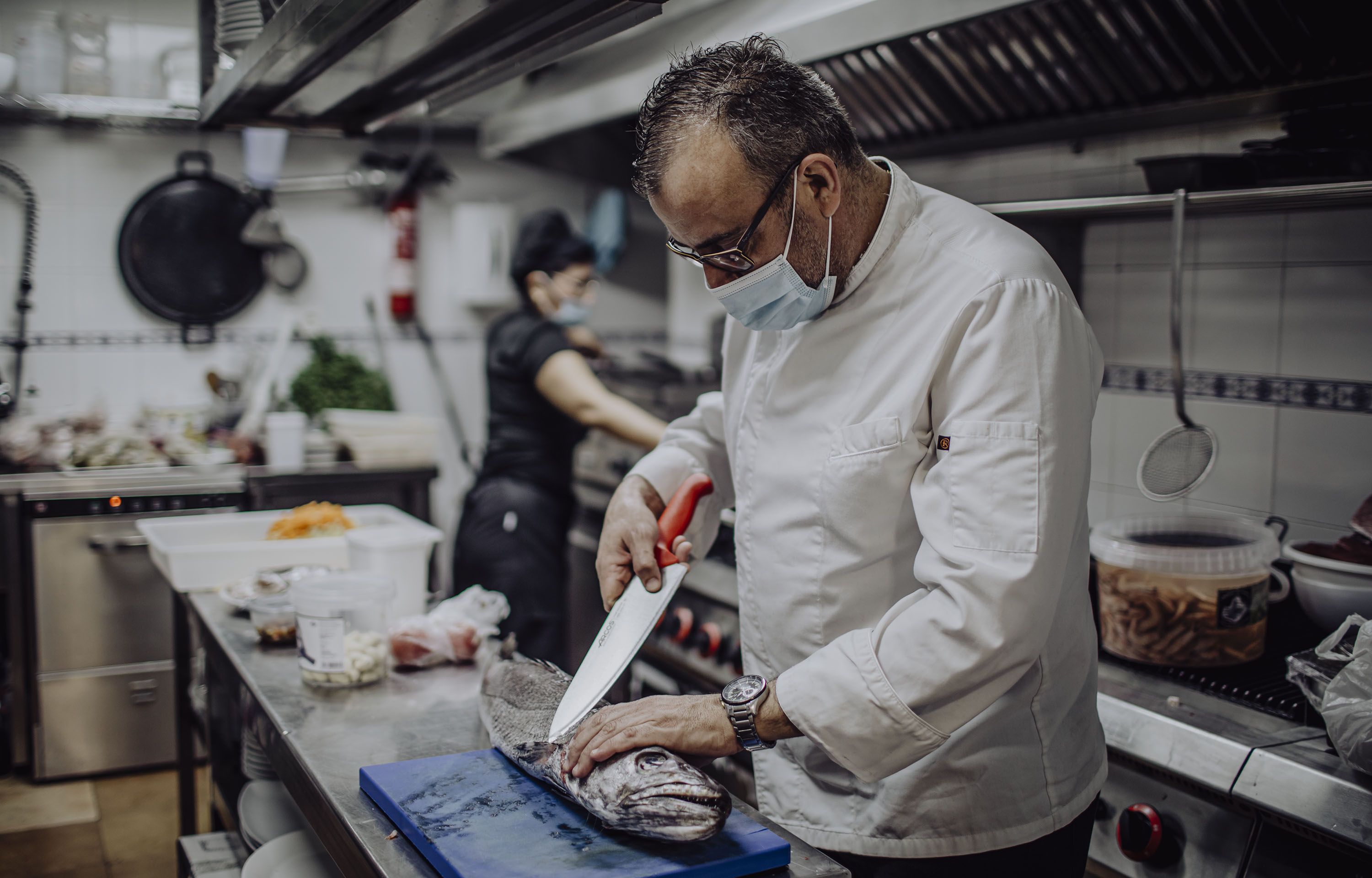 Fran Oliva preparando una merluza en Avanico, en Jerez.