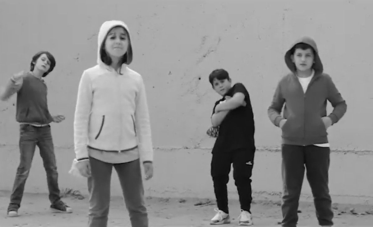 Videoclip de los alumnos y alumnas del colegio Aljarafe rapeando.
