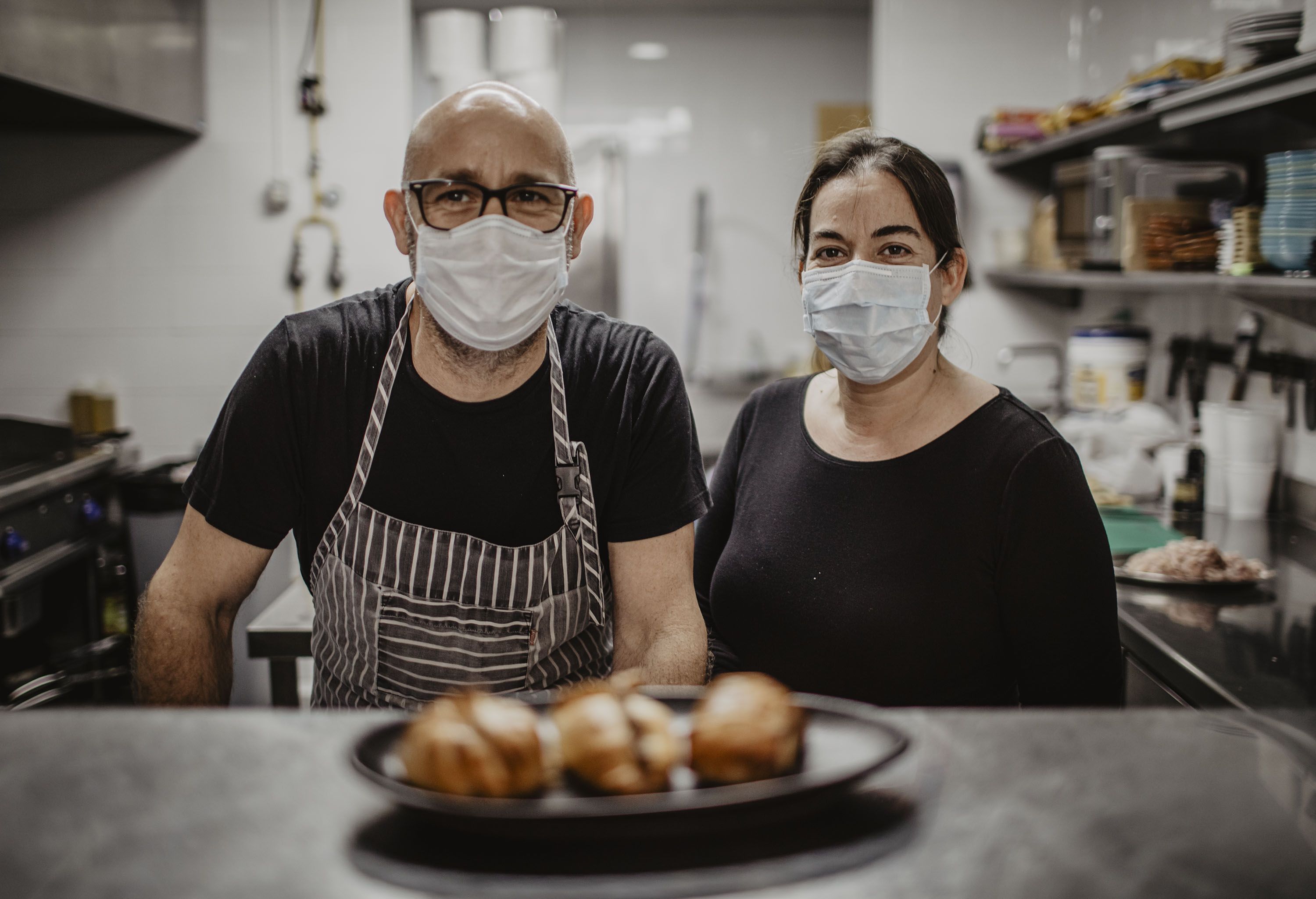 Diego y Ana María, en la cocina de ViaVai, detrás de unas empanadas recién cocinadas.