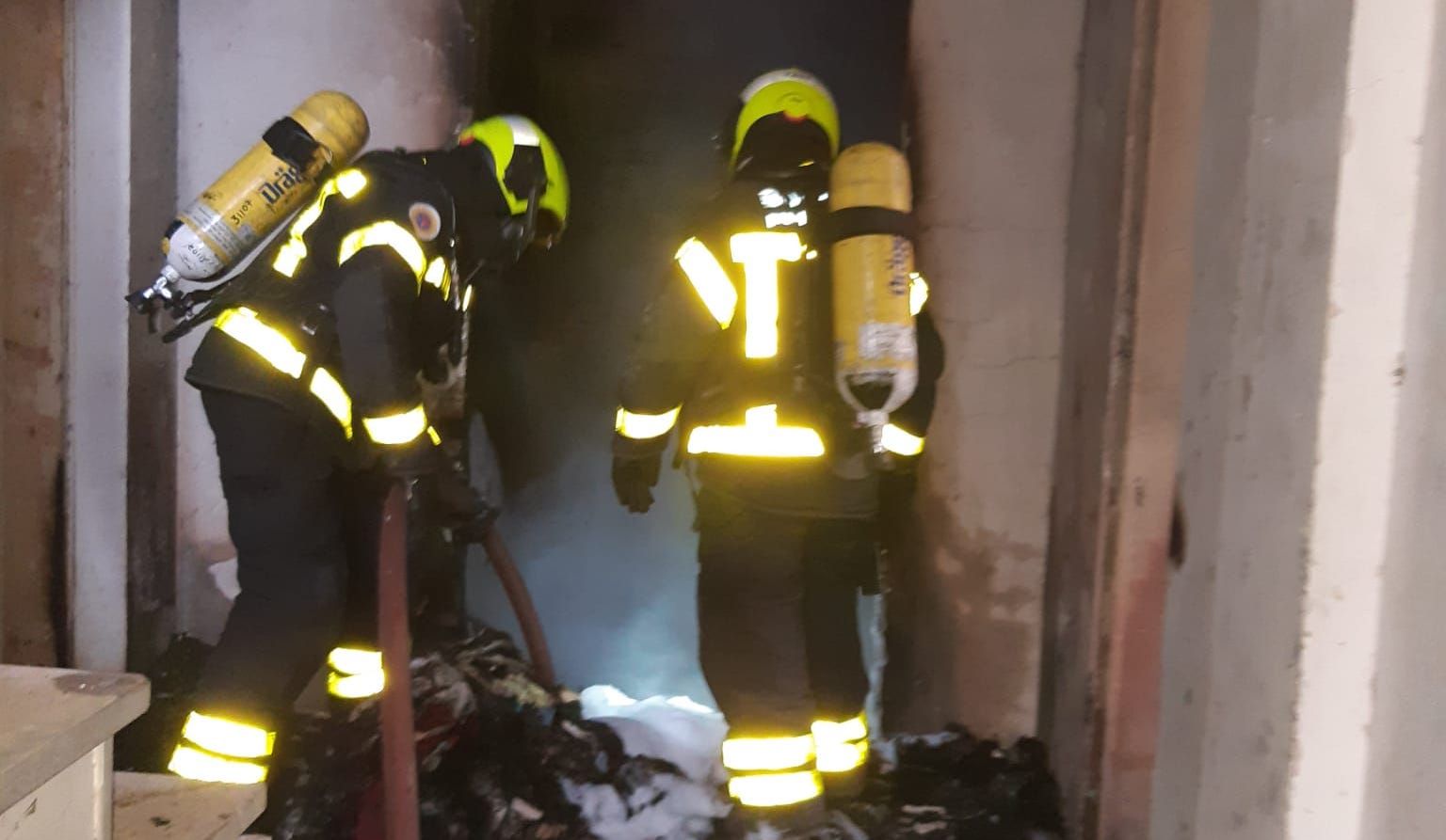 Bomberos en el edificio incendiado en la calle Asta de Jerez.