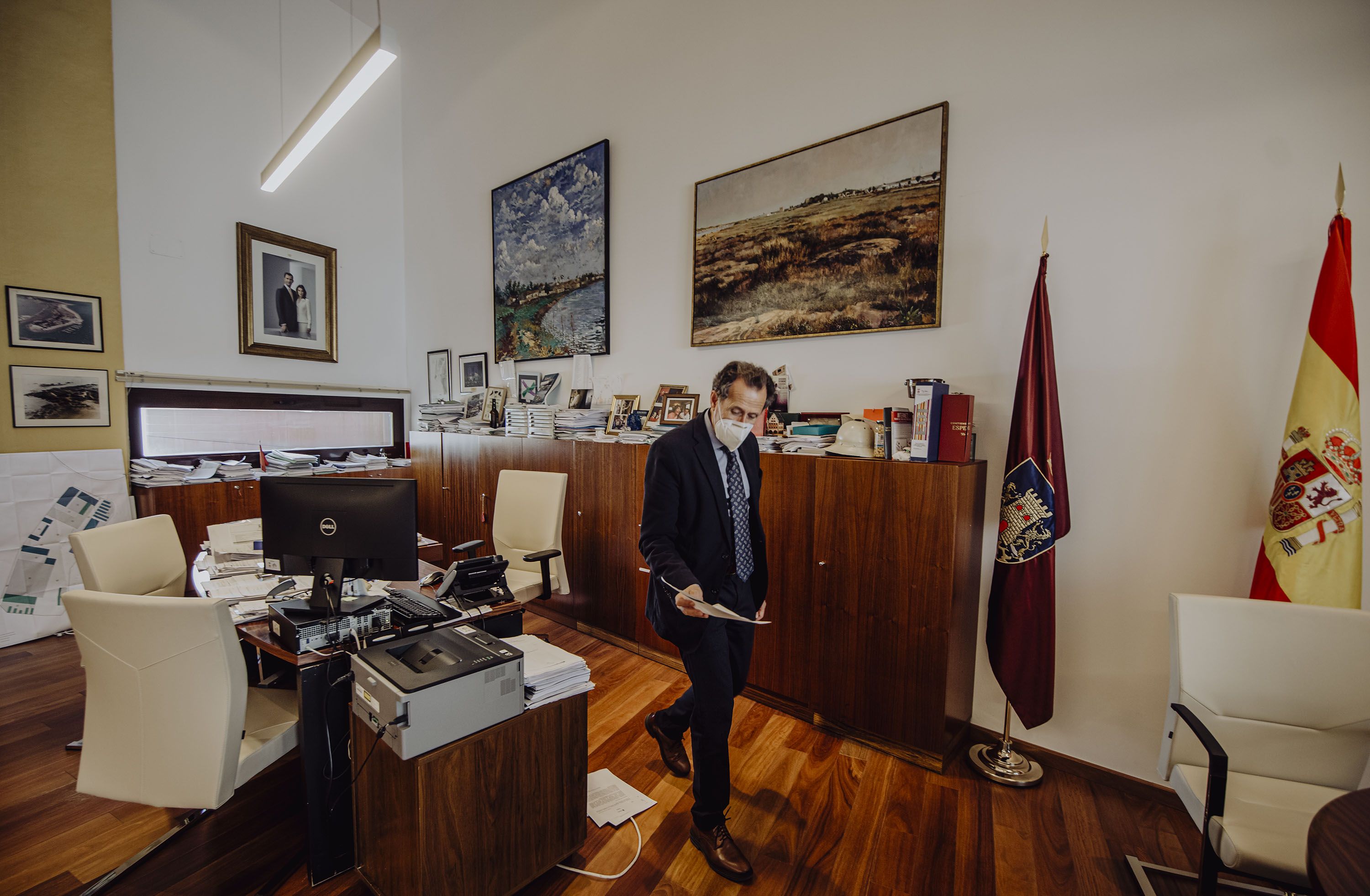 José María Román, alcalde de Chiclana, en su despacho.