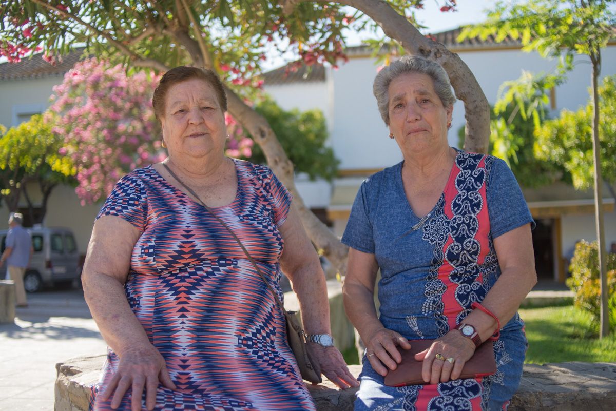 Pepa Nodal (izq.) y Manuela Jaén, posando en San José del Valle, tras la entrevista. FOTO: MANU GARCÍA. 