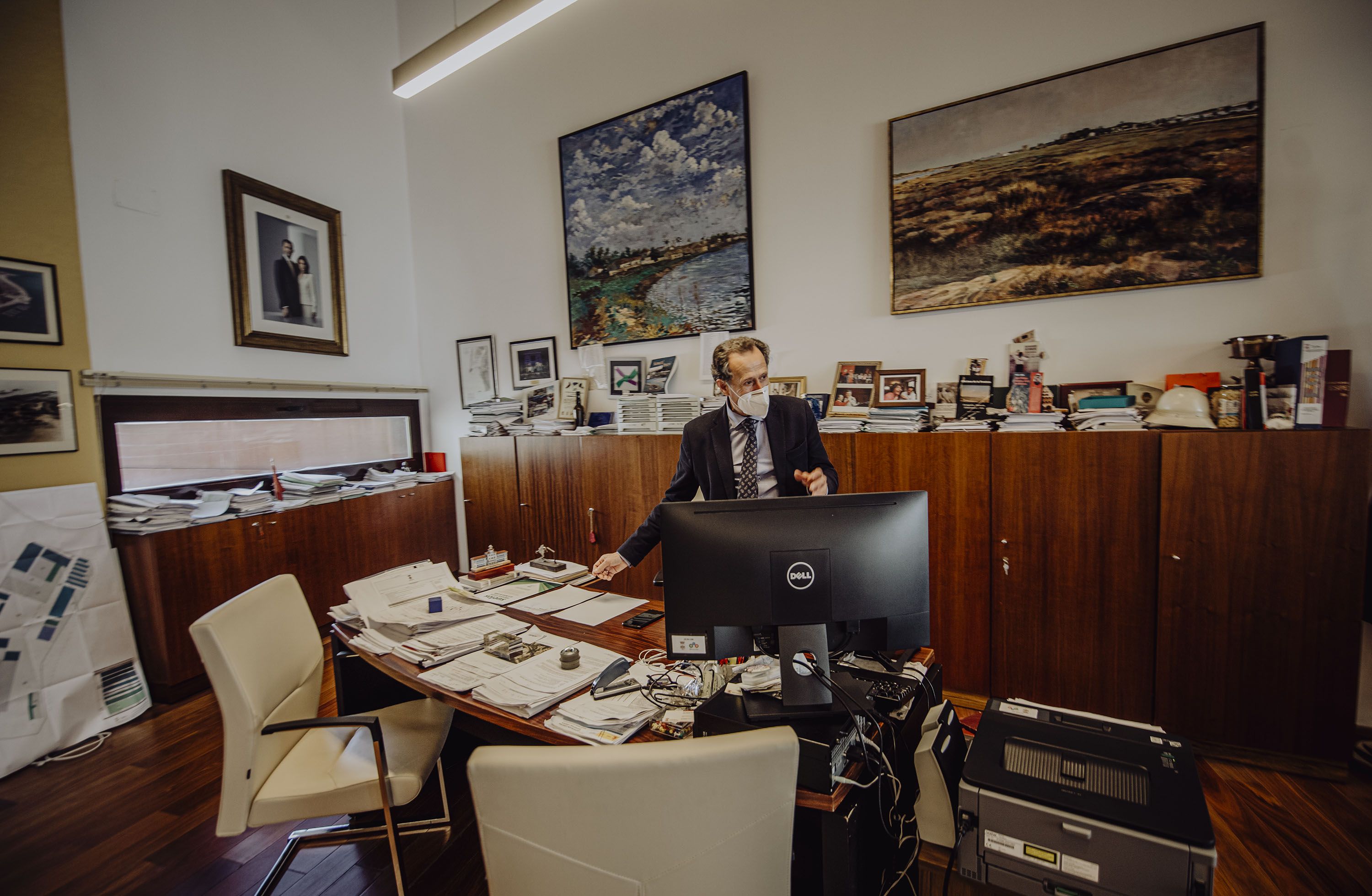 José María Román en su despacho de Chiclana.