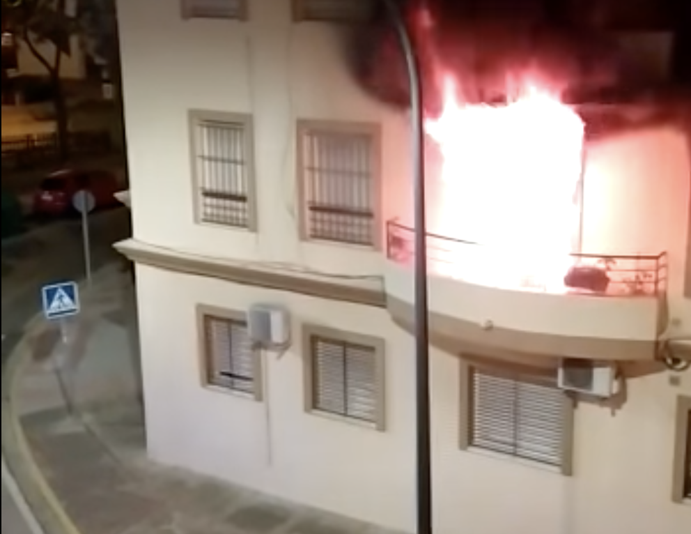 Incendio en la primera planta de un piso de la calle Escultor Antonio Bey, en la noche del pasado domingo en San Fernando. JAVI ANDALUZ