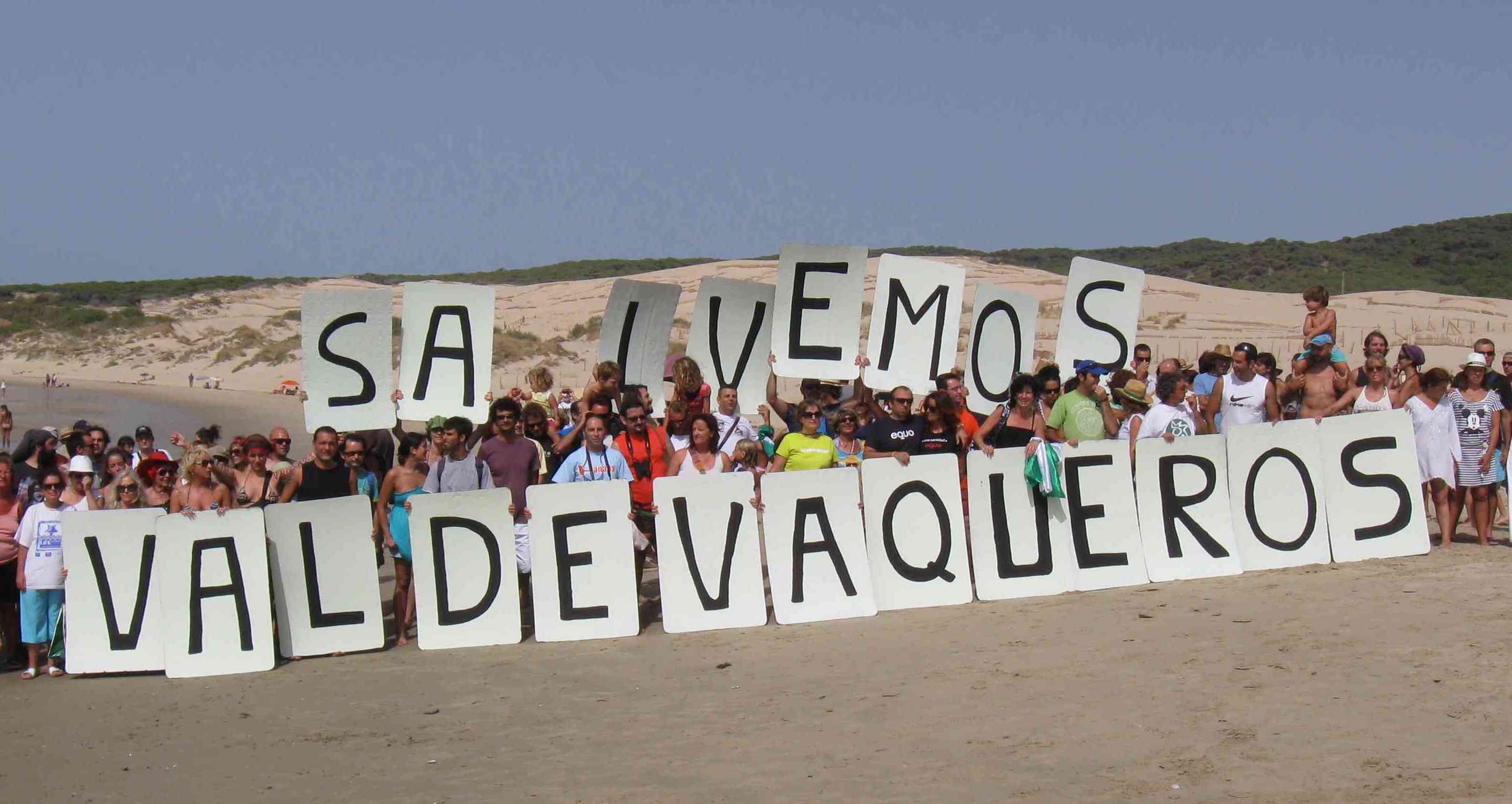 Una manifestación en defensa de Valdevaqueros, una zona que se pretende urbanizar.