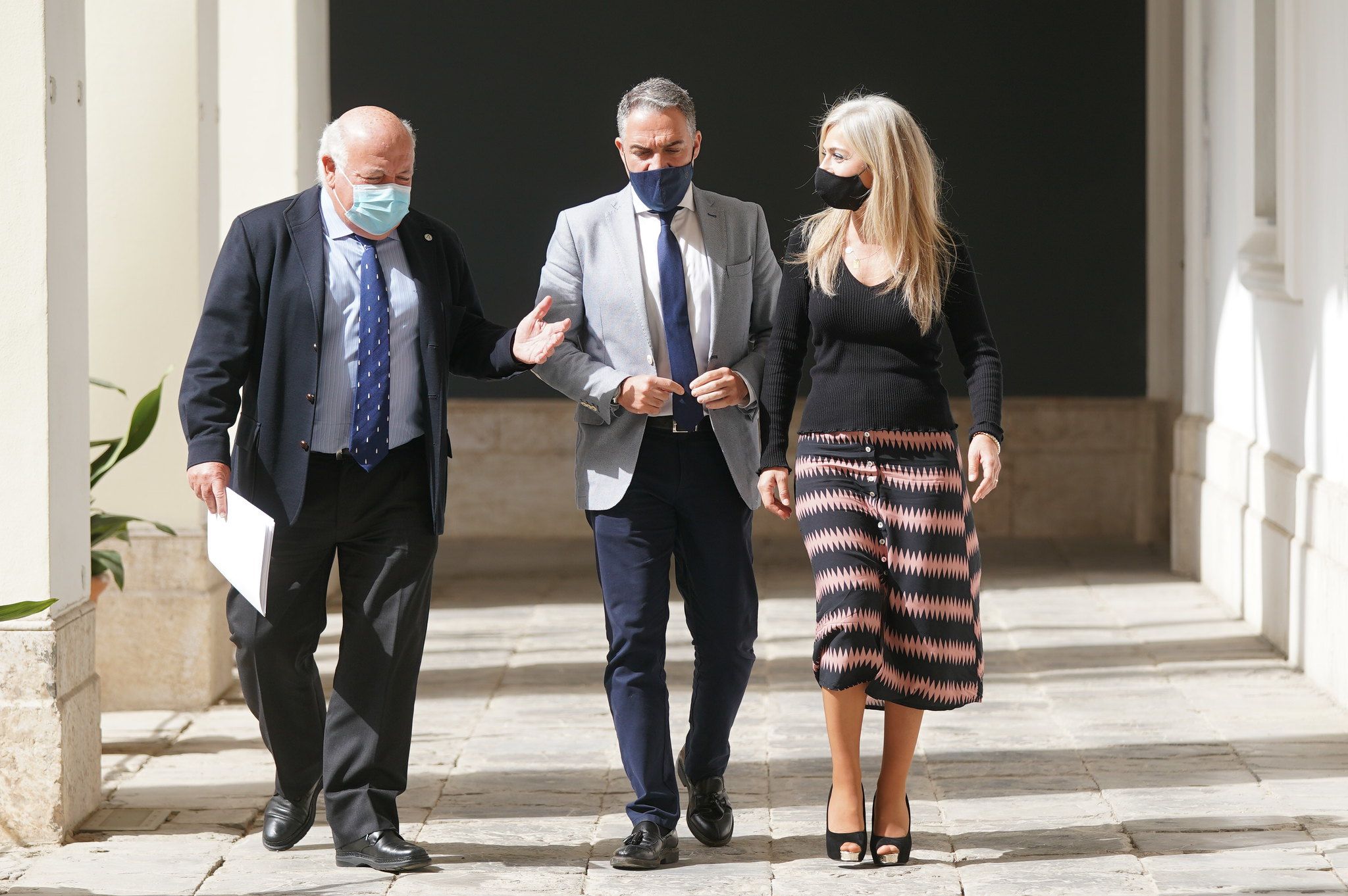 El consejero de Salud, Jesús Aguirre, en los pasillos de la sede del Gobierno andaluz, recientemente, con Elías Bendodo y Patricia del Pozo.